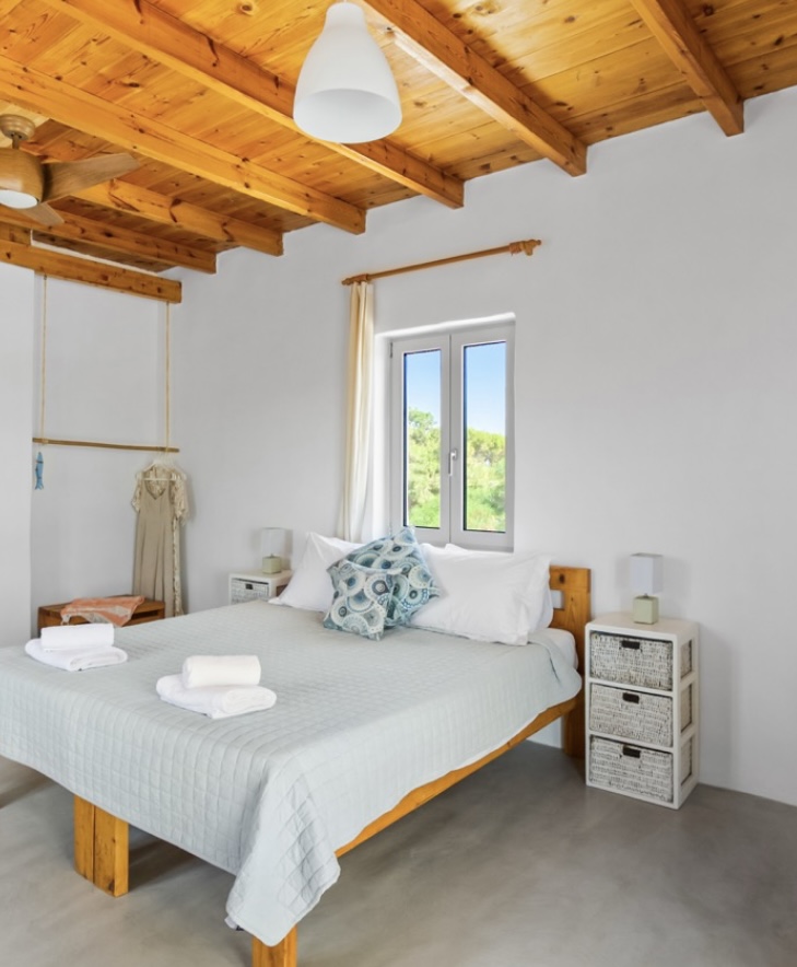 Studio with double bed, wooden beamed ceiling and garden window