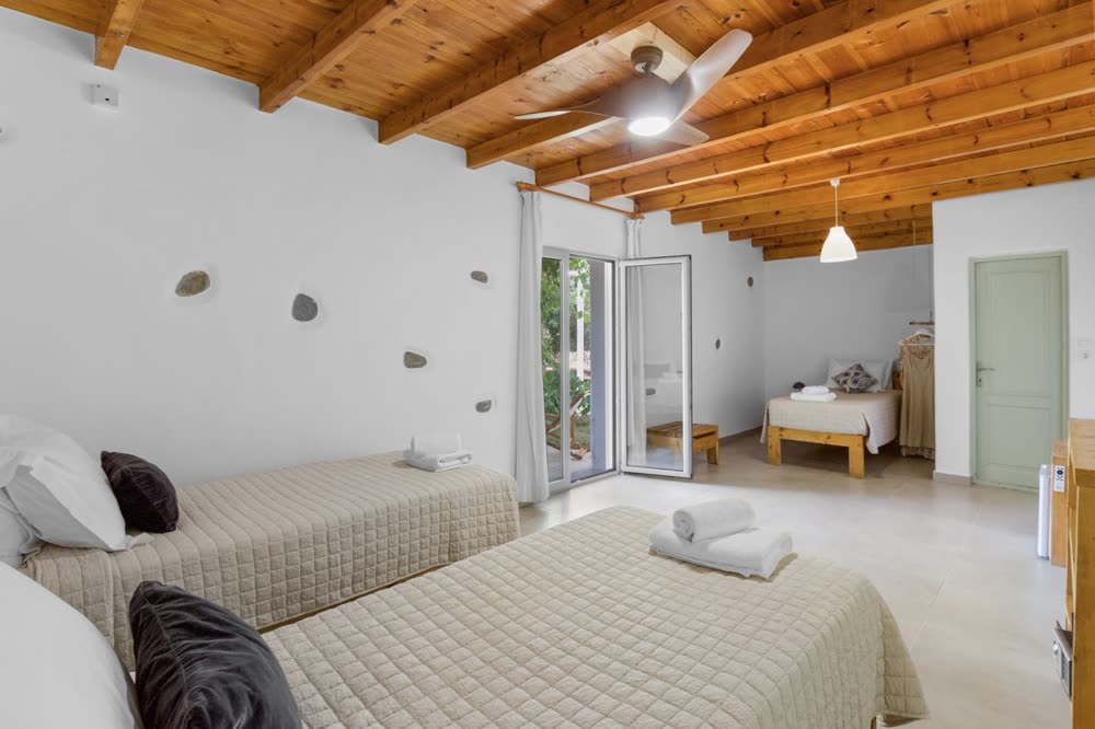 Eco room with wooden beam ceiling and single beds