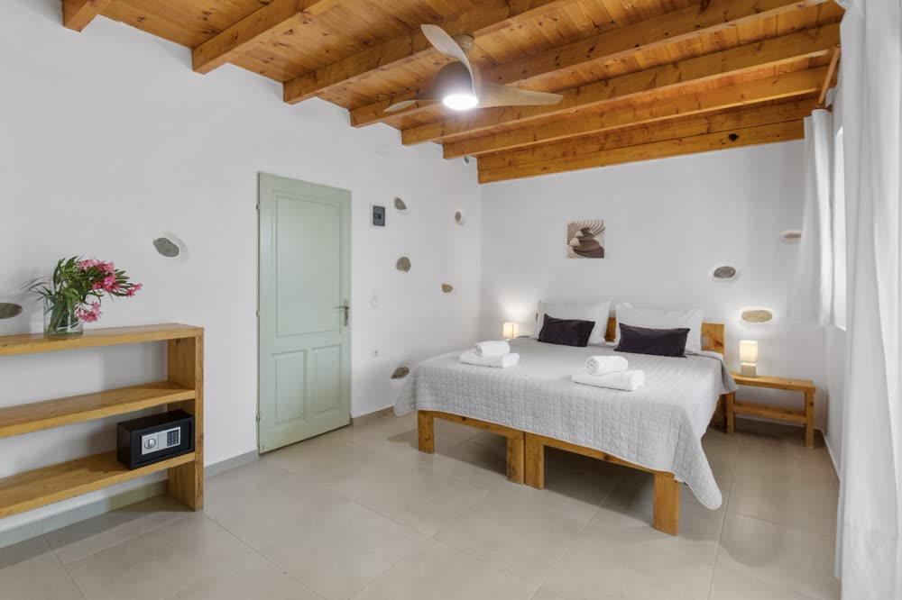 Eco room with double bed, soft lamps and green door